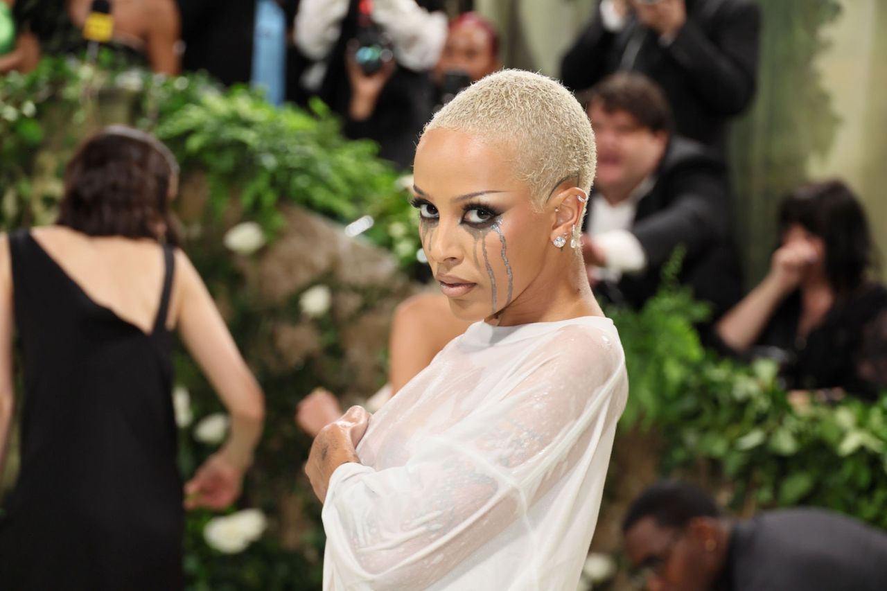 Doja Cat Stuns in Unconventional Met Gala Ensemble09